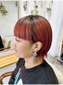 個性派の重めワイドバングハイトーンレッドカラー