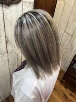 ロイズ ヘアデザイン アンド スパ(LOES)&nbsp;デザインブリーチ×ホワイトベージュ×シルバーグレー