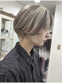 ブラウンと、ブランドのアンブレラカラーに小顔に魅せるカット