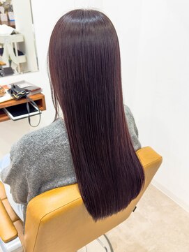 ニュイ(nui.) ワインレッドの艶々ロングヘア