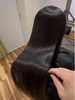 髪本来の輝きを引き出すトリートメントとケアを通じて、うるツヤ髪を実現。憧れのサラ艶美髪を叶えます＊