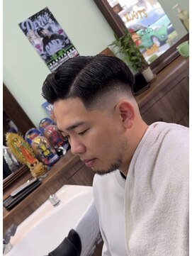 ケーエムシーセントラルルーツ(KMC Central Roots) スキンフェード、サイドパート