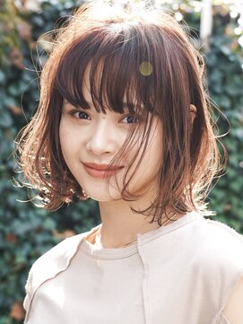 エリマ 調布(elima) 外ハネレイヤーボブ ピンクベージュ 前髪あり ブリーチなし