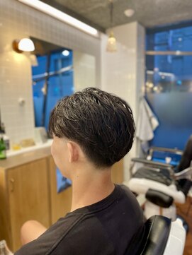 ゼロスバーバー(0's BARBER SHOP) スキンフェードワイルド黒髪フェザーパーマメンズカット