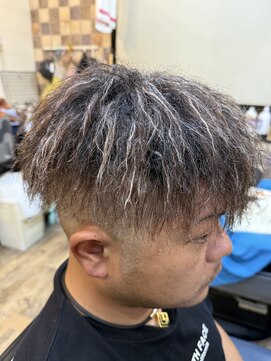 ヘアーサロン タムラ ツーブロックカット、ツイストパーマ、メッシュカラー