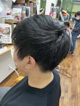 peu a peu 襟足スッキリ刈り上げの軽め黒髪メンズショートカット