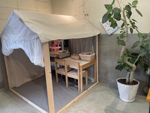 キッズスペース横のお席でお子様と一緒に過ごせます。