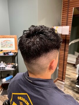 スタンドバーバー 柏(STAND BARBER) スペインカール/スパイキーショート/ブルーブラック