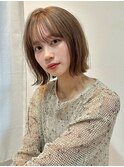 切りっぱなしボブ ハイトーンベージュ ブリーチ ミニボブ