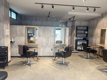 Lihi HAIR SALONの雰囲気（コンクリート調の壁が特徴的な、モダンで落ちた美容室の店内です）