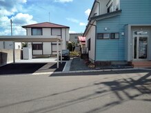 こちらの店舗横スペースが駐車場ですのでご利用下さいませ。