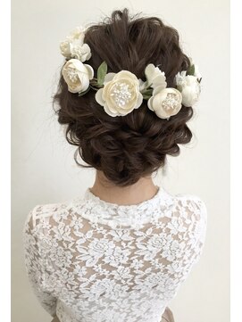 クラウン ヘアー(CLOWN hair) 花冠に合うまとめ髪ヘア