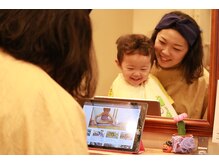 ご家族やお子様と一緒にご来店いただけます◎ベビーカー来店もでき、お席の横につけて施術が可能です！