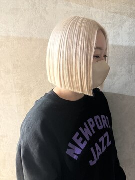 オリノ(olino) ホワイトベージュの切りっぱなしミニボブ