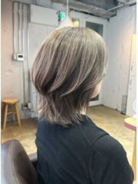 イロ ジェイアール JR奈良店(IRO) 白髪ぼかしグレージュ/ショートウルフ/レイヤーカット