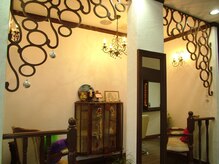 アンティーク調の家具が置かれたスペースも。