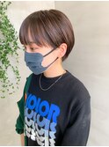 耳掛けマッシュショート、丸みショート、グレージュ