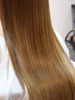 フォンクオアンド(foncuo&)の写真/【大人女性の髪悩みに】白髪染めから“白髪ぼかし”まで。ハイライトを活かした透明感溢れる上品な色味へ◎