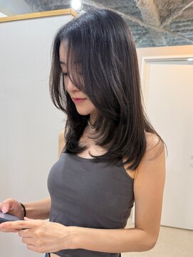 アトレ 梅田店(attrait) セミロングのグレージュ。透け感のある大人っぽい髪色
