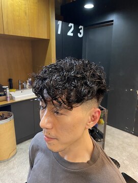 フランクスバーバー アンド ビアークラブ(FRANK'S BARBER and BEER CLUB) スペインカールパーマ+フェードカットTT