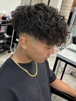 イーラ(era)&nbsp;黒髪フェードスパイラルパーマ前下がり眉毛