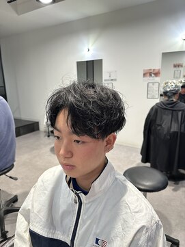 カルロイースタイル(CARLO e-style) フェザーパーマツーブロック刈り上げセンターパート