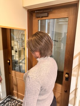 ワンバイワンクラッカ(one by one CLACCA) ハイトーンベージュ×前下がりショート