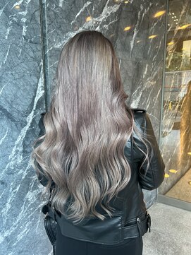 リノ(RLINO) 【名古屋/栄】レイヤーカット/ブリーチ/グレー