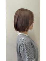 エレノア 川崎(Eleanor) ベージュ×ぱつっとボブ