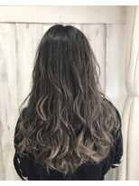 アンフィドットドゥルドゥ(AnFye.dueldo)&nbsp;【AnFye.dueldo】ロングヘア × 透明感アッシュベージュカラー