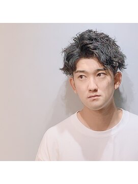 ハク(haku.) アップバング　ツイストパーマ