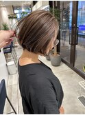 大人かわいいハイライトカラー×前下がりハンサムショートボブ