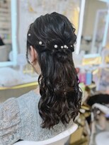 アトリエビューティーアミュ(atelier beauty AmU) 結婚式 二次会 お呼ばれ ふわふわハーフアップ×パールピン