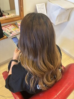 しろの家美容室の写真/《しろの家美容室》明るいスタッフがお出迎え♪きっとあなたにぴったりなカラーに出会えるサロンです！