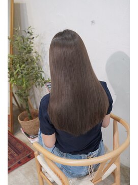 アリー 原宿 表参道(ALLY) ガラスのような艶感を叶える、上品グレージュストレート