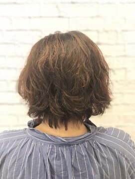 ミーティア バイ クアトロ(Meteor By QUATRO) 無造作なウェーブパーマスタイル