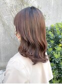 グラデーションカラーで根本が目立たないフェミニンミディアム