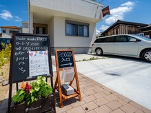 ヘアメイク ロッコ(hair make ROCCO)の雰囲気（お店の前の看板が目印です☆入り口は建物に向かって右にあります）