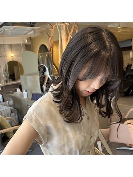 キールーム(Kir'oom) オリーブブラウン/ミディアム/外ハネミディ/カット/カラー