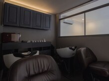 シャルヘアーデザイン(Shall hair design)の雰囲気（フルフラット式のシャンプー台と、うす暗い空間でリラックス☆）
