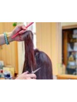 必要に応じて髪を濡らさずドライ状態でカットをします！