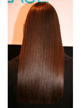 髪や頭皮に優しい香草カラーが大人気！髪本来の健康な状態に導き、ハリコシのある美髪へと導きます◎