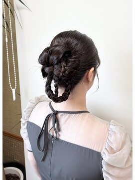ヘアーボー ラーラ(hairbeau L'ala) タイト目三つ編みアレンジ