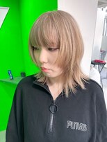 キバ(kva) ▽□□▽ウルフカット×ブロンドベージュ