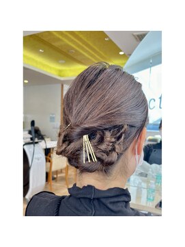 レクタ(recta) ツイストシニヨンモードアレンジ