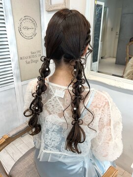 ミミバイカシュカシュ(mimi by cache cache) リボン編みおろしツインヘアメお呼ばれヘアセット