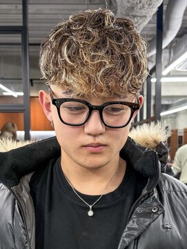 ニコ トウキョウ ロジック(nico TOKYO Logic) スペインカールホワイトメッシュフェードメンズ髪型短髪