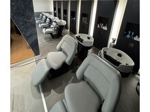 アース 高田馬場店(HAIR&MAKE EARTH)の雰囲気（リクライニングとフラットのシャンプー台を完備しています）