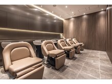 crowndot【銀座】の雰囲気(フルフラットのシャンプー台で静かなひと時を過ごせます)