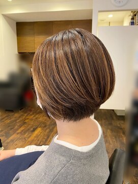 グロウ バイ グラフィー(GLOW by Graphy) 30代~50代スタイル ブリーチハイライト脱白髪染めショートボブ